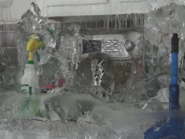 ہیٹر بند ہونے پر گھر برفانی قلعے کا منظر پیش کرنے لگا