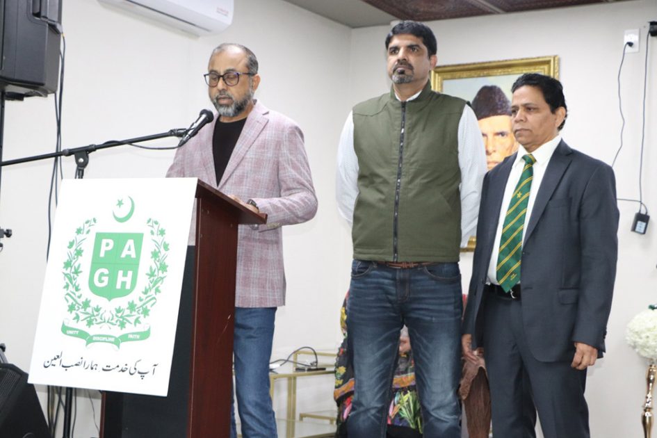 ہیوسٹن: پاکستان ایسوسی ایشن آف گریٹر ہیوسٹن کے نو منتخب ایگزیکٹو بورڈ کی حلف برداری،نو منتخب عہدیداروں سے ممتاز جج کرسچین بسیرا نے حلف لیا،نائب صدر کے عہدے پر منتخب ہونیوالی پہلی خاتون سارہ خان سمیت جوائنٹ سیکریٹری کے عہدے کیلئےسید ارشد اقبال نے حلف اٹھایا، عارف علی سید، فلک پیمافاطمہ زہرہ اور سید محمد ناصر نے بطور ممبر ایگزیکٹو بورڈ اپنے عہدوں کا حلف لیا،کمیونٹی کی مبارکباد(تصویری جھلکیاں)