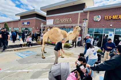 شوگرلینڈ کے معروف بزنس لوکیشن ویسٹ ائیرپورٹ بولیورڈاورFM1464کے سنگم پر اروا یمنی کافی شاپ کا ڈاکٹر سلمان للانی کا افتتاح کررہے ہیں اس موقع پر کمیونٹی رہنمائوں سمیت دیگر افراد نےبھرپور شرکت کی (تصویری جھلکیاں)