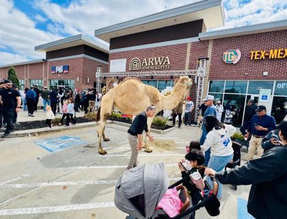 شوگرلینڈ کے معروف بزنس لوکیشن ویسٹ ائیرپورٹ بولیورڈاورFM1464کے سنگم پر اروا یمنی کافی شاپ کا ڈاکٹر سلمان للانی کا افتتاح کررہے ہیں اس موقع پر کمیونٹی رہنمائوں سمیت دیگر افراد نےبھرپور شرکت کی (تصویری جھلکیاں)