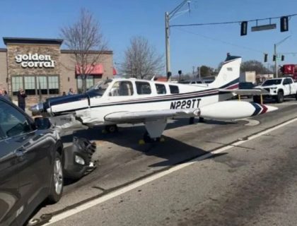 امریکا میں تربیتی طیارہ مصروف شاہراہ پر گاڑیوں سے ٹکرا گیا، ویڈیو وائرل ہوگئی