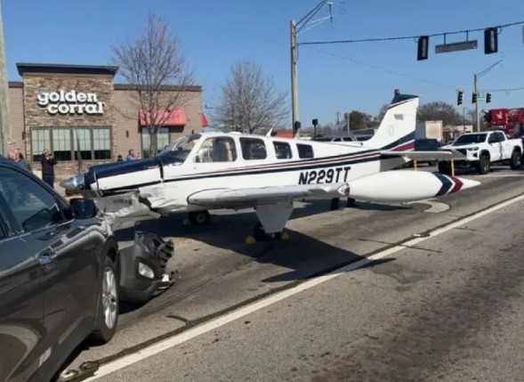 امریکا میں تربیتی طیارہ مصروف شاہراہ پر گاڑیوں سے ٹکرا گیا، ویڈیو وائرل ہوگئی