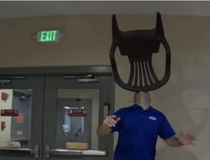 امریکا; ٹھوڑی پر کرسی کا توازن قائم کرنے کا انوکھا کارنامہ