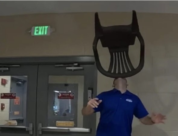 امریکا; ٹھوڑی پر کرسی کا توازن قائم کرنے کا انوکھا کارنامہ