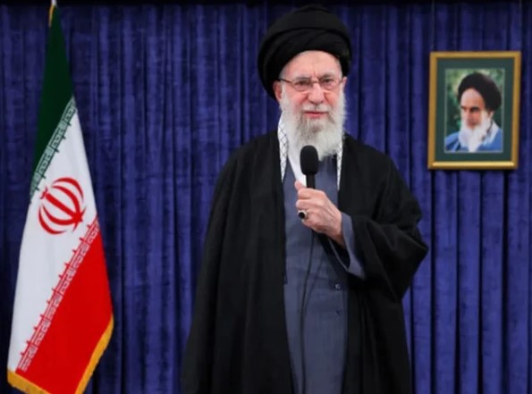 امریکی فوج کو ایسا تھپڑ پڑ سکتا ہے کہ وہ اٹھنے کے بھی قابل نہ رہ سکے؛ خامنہ ای