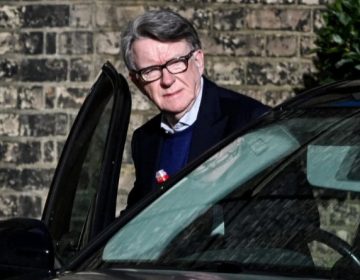 ایپسٹین فائلز میں نام آنے کے بعد سابق برطانوی سفیر گرفتار