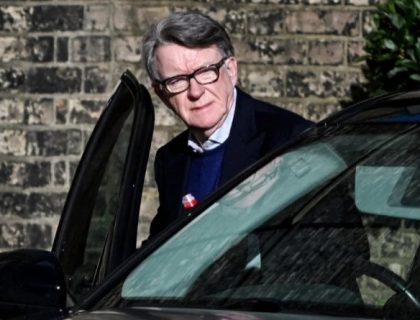 ایپسٹین فائلز میں نام آنے کے بعد سابق برطانوی سفیر گرفتار