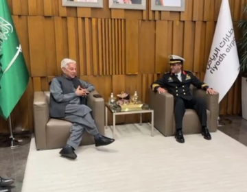 خواجہ آصف سرکاری دورے پر ریاض پہنچ گئے