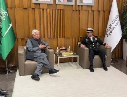 خواجہ آصف سرکاری دورے پر ریاض پہنچ گئے