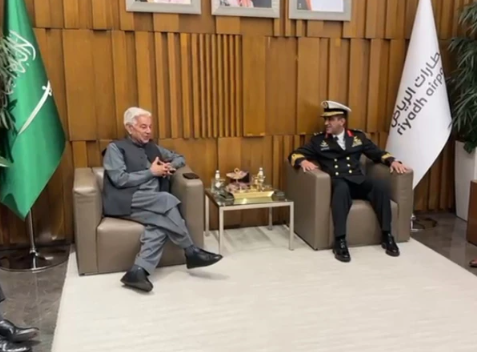 خواجہ آصف سرکاری دورے پر ریاض پہنچ گئے