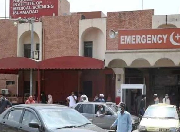 عمران خان کو پمز اسپتال میں آنکھ کے اہم آپریشن کے بعد اڈیالہ جیل منتقل کر دیا گیا