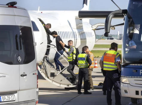 غیرقانونی افغان مہاجرین کے خلاف گھیرا تنگ