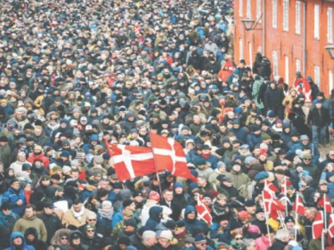 ڈنمارک میں ٹرمپ کے خلاف ہزاروں شہری سڑکوں پر نکل آئے