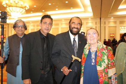 امریکہ کی فورٹ بینڈ کاؤنٹی میں پاکستانی امریکن بزنس اینڈ پروفیشنل ایسوسی ایشن (PABPA) اور اسلامک سوسائٹی آف گریٹر ہیوسٹن (ISGH) کے اشتراک سے ساتویں سالانہ فورٹ بینڈ انٹر فیتھ افطار کا کامیاب انعقاد کیا گیا۔ اس تقریب میں ہزاروں افراد نے شرکت کی اور ماہِ رمضان کے بابرکت موقع پر مل کر روزہ افطار کیا۔تقریب کی قیادت PABPA کے چیئرمین اور ایونٹ کوآرڈینیٹر ہارون مغل نے کی۔ افطار میں مختلف مذاہب، ثقافتوں اور پس منظر سے تعلق رکھنے والے افراد شریک ہوئے جنہوں نے اتحاد، ہم آہنگی اور کمیونٹی خدمت کے پیغام کو اجاگر کیا، جو فورٹ بینڈ کاؤنٹی کی پہچان سمجھی جاتی ہیں۔تقریب میں متعدد اہم شخصیات نے شرکت کی اور خطاب کیا، جن میں امریکی کانگریس مین ال گرین، کانگریس مین کرسچین مینیفی اور ڈسٹرکٹ کلرک بیورلی واکر شامل تھے۔ اس کے علاوہ کاؤنٹی کمشنرز، معزز ججز ،PAGHکے صدر سراج نارسی اور دیگر منتخب نمائندے بھی موجود تھے۔ مقررین نے بین المذاہب مکالمے، باہمی تعاون اور کمیونٹی روابط کی اہمیت پر زور دیا۔اس موقع پر کمیونٹی رہنماؤں نے بھی شرکا سے خطاب کیا جن میں ISGH کے صدر عمران غازی، کمیونٹی لیڈر سارہ خان، سید فیروز، معید خان اور قاری ہاشم سمیت دیگر مقررین شامل تھے۔ انہوں نے اتحاد، سماجی خدمت اور مختلف کمیونٹیز کے درمیان تعلقات کو مزید مضبوط بنانے کے حوالے سے اپنے خیالات کا اظہار کیا۔تقریب کے شرکا کے لیے یہ شام اس بات کی یاد دہانی بھی بنی کہ رمضان المبارک صرف عبادت اور روحانی غور و فکر کا مہینہ ہی نہیں بلکہ مختلف مذاہب اور ثقافتوں کے درمیان ہمدردی اور دوستی کی راہ کو ہموار کرنے کا ایک اہم موقع فراہم کرتا ہے (تصویر ی جھلکیاں)