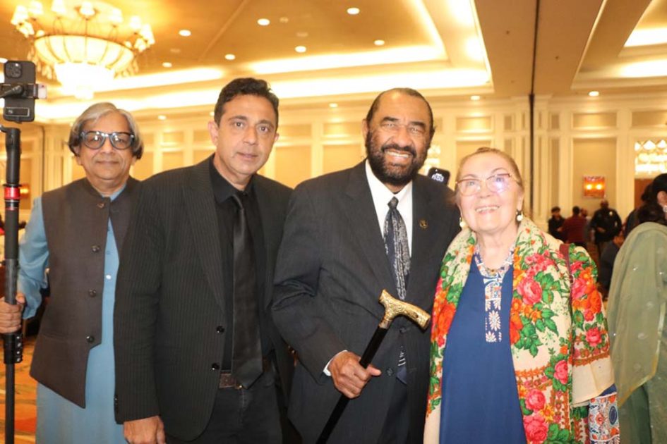 امریکہ کی فورٹ بینڈ کاؤنٹی میں پاکستانی امریکن بزنس اینڈ پروفیشنل ایسوسی ایشن (PABPA) اور اسلامک سوسائٹی آف گریٹر ہیوسٹن (ISGH) کے اشتراک سے ساتویں سالانہ فورٹ بینڈ انٹر فیتھ افطار کا کامیاب انعقاد کیا گیا۔ اس تقریب میں ہزاروں افراد نے شرکت کی اور ماہِ رمضان کے بابرکت موقع پر مل کر روزہ افطار کیا۔تقریب کی قیادت PABPA کے چیئرمین اور ایونٹ کوآرڈینیٹر ہارون مغل نے کی۔ افطار میں مختلف مذاہب، ثقافتوں اور پس منظر سے تعلق رکھنے والے افراد شریک ہوئے جنہوں نے اتحاد، ہم آہنگی اور کمیونٹی خدمت کے پیغام کو اجاگر کیا، جو فورٹ بینڈ کاؤنٹی کی پہچان سمجھی جاتی ہیں۔تقریب میں متعدد اہم شخصیات نے شرکت کی اور خطاب کیا، جن میں امریکی کانگریس مین ال گرین، کانگریس مین کرسچین مینیفی اور ڈسٹرکٹ کلرک بیورلی واکر شامل تھے۔ اس کے علاوہ کاؤنٹی کمشنرز، معزز ججز ،PAGHکے صدر سراج نارسی اور دیگر منتخب نمائندے بھی موجود تھے۔ مقررین نے بین المذاہب مکالمے، باہمی تعاون اور کمیونٹی روابط کی اہمیت پر زور دیا۔اس موقع پر کمیونٹی رہنماؤں نے بھی شرکا سے خطاب کیا جن میں ISGH کے صدر عمران غازی، کمیونٹی لیڈر سارہ خان، سید فیروز، معید خان اور قاری ہاشم سمیت دیگر مقررین شامل تھے۔ انہوں نے اتحاد، سماجی خدمت اور مختلف کمیونٹیز کے درمیان تعلقات کو مزید مضبوط بنانے کے حوالے سے اپنے خیالات کا اظہار کیا۔تقریب کے شرکا کے لیے یہ شام اس بات کی یاد دہانی بھی بنی کہ رمضان المبارک صرف عبادت اور روحانی غور و فکر کا مہینہ ہی نہیں بلکہ مختلف مذاہب اور ثقافتوں کے درمیان ہمدردی اور دوستی کی راہ کو ہموار کرنے کا ایک اہم موقع فراہم کرتا ہے (تصویر ی جھلکیاں)