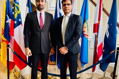 یوم پاکستان کے موقع پر ھیوسٹن کے پاکستانی قونصل خانے میں پروقار تقریب کا انعقاد کیاگیا،پاکستان کے قونصل جنرل آفتاب چودھری نے قومی ترانے کی گونج میں قومی پرچم بلند کیا۔تقریب میں صدر مملکت، وزیراعظم اور نائب وزیراعظم کے پیغامات بھی پڑھ کر سنائے گئے،رکن ٹیکساس اسمبلی ڈاکٹر سلیمان لالانی کا خصوصی پیغام ان کی ایما پر ان کی اھلیہ ذکیہ لالانی نے پڑھ کر سنایا۔اس موقع پر معروف شاعراحمد شاہ غزالی نے پاکستان کے ساتھ اپنی والہانہ محبت اور عقیدت کے اظہار کیلے خوبصورت نظم پیش کی۔تقریب میں رکن سندھ اسمبلی سہراب سرکی سمیت عمائدین کمیونٹی نے بھی شرکت کی(تصویری جھلکیاں)