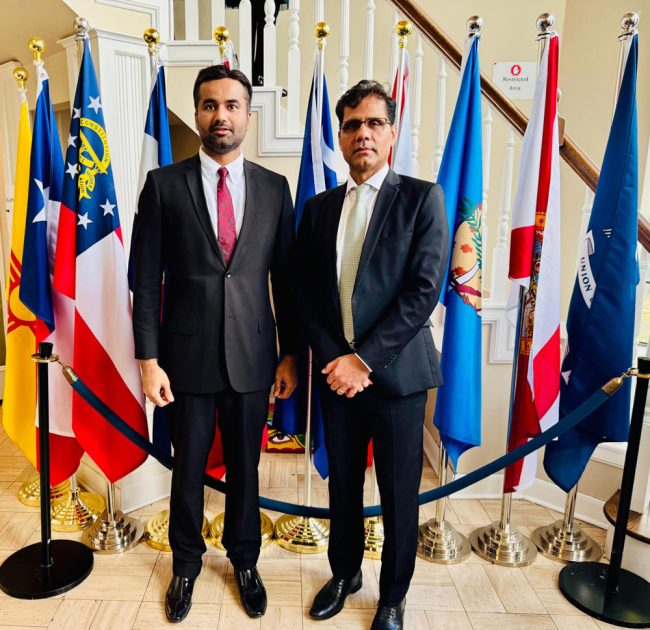 یوم پاکستان کے موقع پر ھیوسٹن کے پاکستانی قونصل خانے میں پروقار تقریب کا انعقاد کیاگیا،پاکستان کے قونصل جنرل آفتاب چودھری نے قومی ترانے کی گونج میں قومی پرچم بلند کیا۔تقریب میں صدر مملکت، وزیراعظم اور نائب وزیراعظم کے پیغامات بھی پڑھ کر سنائے گئے،رکن ٹیکساس اسمبلی ڈاکٹر سلیمان لالانی کا خصوصی پیغام ان کی ایما پر ان کی اھلیہ ذکیہ لالانی نے پڑھ کر سنایا۔اس موقع پر معروف شاعراحمد شاہ غزالی نے پاکستان کے ساتھ اپنی والہانہ محبت اور عقیدت کے اظہار کیلے خوبصورت نظم پیش کی۔تقریب میں رکن سندھ اسمبلی سہراب سرکی سمیت عمائدین کمیونٹی نے بھی شرکت کی(تصویری جھلکیاں)