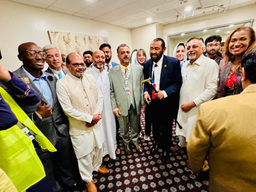 ہیوسٹن میں عید الفطر کا سب سے بڑا اجتماع اسلامک سوسائٹی آف گریٹر ہیوسٹن (ISGH)پاکستان ایسوسی ایشن آف گریٹر ہیوسٹن(PAGH)حوا فائونڈیشن اور دیگر تنظیموں کے تعاون سے بائیو سٹی ایونٹ سینٹر میں منعقد ہوا جس میں ہیوسٹن مسلم کمیونٹی کی بہت بڑی تعداد نے نماز عید الفطر ادا کی (تصویری جھلکیاں)