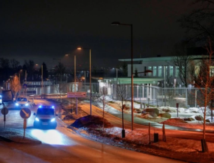 ناروے کے دارالحکومت اوسلو میں امریکی سفارتخانے کے قریب زور دار دھماکا ہوا ہے۔غیر ملکی خبر ایجنسی کے مطابق اوسلو میں امریکی سفارتخانے کے قریب دھماکے کے بعد پولیس کی بھاری نفری جائے وقوعہ پر پہنچ گئی۔ دھماکہ عمارت کے داخلی دروازے کے پاس ہوا۔میڈیا رپورٹس کے مطابق دھماکے میں کوئی جانی نقصان نہیں ہوا تاہم کچھ گاڑیوں اور سفارتخانے کو معمولی نقصان پہنچا ہے، امریکی سفارتخانے کے عملے نے اس بارے میں کوئی بیان جاری نہیں کیا۔پولیس کے بیان میں کہا گیا ہے کہ اس وقت یہ معلوم نہیں کہ دھماکہ کیسے ہوا یا اس میں کون ملوث ہو سکتا ہے۔