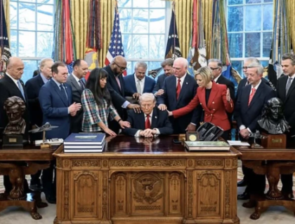 ایران جنگ میں ٹرمپ کو سہارا دینے کیلیے پادری اوول آفس پہنچ گئے