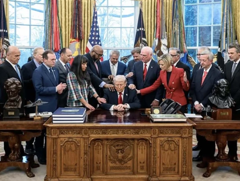 ایران جنگ میں ٹرمپ کو سہارا دینے کیلیے پادری اوول آفس پہنچ گئے