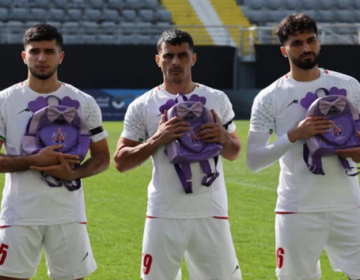 ایرانی فٹبال ٹیم کا امریکی حملے میں شہید اسکول کی طالبات کو خراجِ تحسین