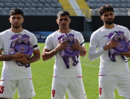 ایرانی فٹبال ٹیم کا امریکی حملے میں شہید اسکول کی طالبات کو خراجِ تحسین