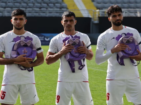 ایرانی فٹبال ٹیم کا امریکی حملے میں شہید اسکول کی طالبات کو خراجِ تحسین