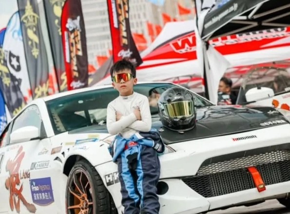 سب سے کم عمر پیشہ ور ریسر جسے 5 سال کی عمر میں ڈرائیونگ لائسنس مل گیا