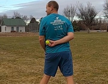 طویل فاصلے سے پیٹھ کے پیچھے ٹینس بال کیچ، نیا عالمی ریکارڈ قائم