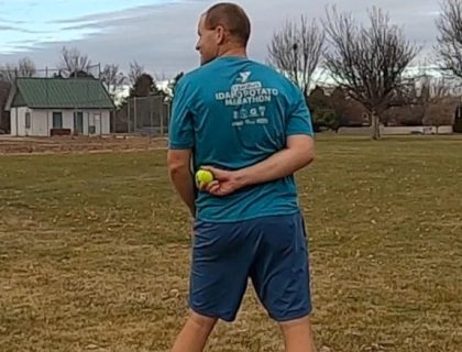 طویل فاصلے سے پیٹھ کے پیچھے ٹینس بال کیچ، نیا عالمی ریکارڈ قائم