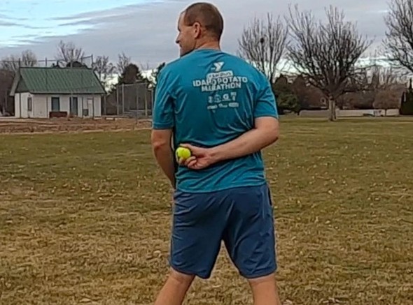 طویل فاصلے سے پیٹھ کے پیچھے ٹینس بال کیچ، نیا عالمی ریکارڈ قائم