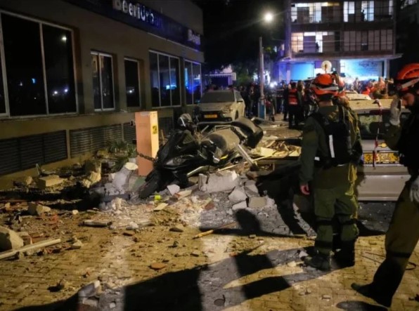 علی لاریجانی کی شہادت کا بدلہ، ایران کے اسرائیل پر خوفناک میزائل حملے، تل ابیب لرز اٹھا