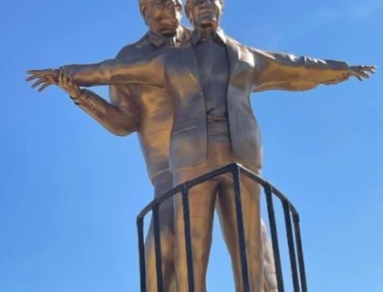 ٹائٹینک کے مشہور منظر کی نقل، ٹرمپ اور ایپسٹین کا مزاحیہ مجسمہ واشنگٹن میں نصب