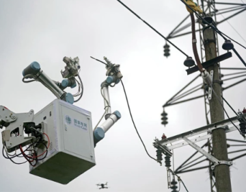 چین میں روبوٹ کی 10 کلو واٹ کی پاور لائن کی مرمت