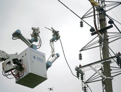 چین میں روبوٹ کی 10 کلو واٹ کی پاور لائن کی مرمت