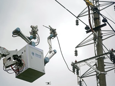 چین میں روبوٹ کی 10 کلو واٹ کی پاور لائن کی مرمت