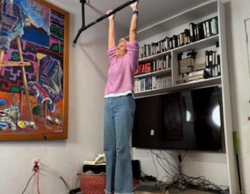 90 سالہ معمر خاتون نے تقریباً 3 منٹ تک لٹک کر نیا ریکارڈ قائم کردیا