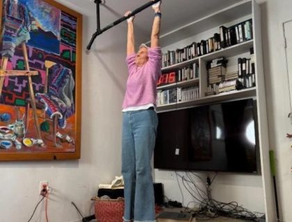 90 سالہ معمر خاتون نے تقریباً 3 منٹ تک لٹک کر نیا ریکارڈ قائم کردیا