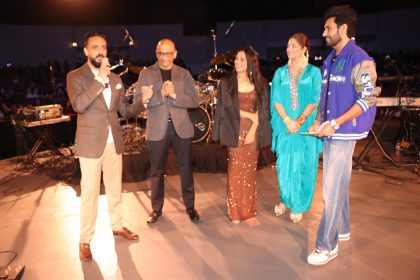 انٹرنیشنل پروموٹر ریحان صدیقی کی جانب سے پاکستانی گلوکارعاصم اظہر کا ہیوسٹن میں شاندار میوزیکل شو، مداح جھوم اٹھے،ہال تالیوں ،نعروں سے گونج اٹھا ،شو عالمی شہرت یافتہ پروموٹر ریحان صدیقی کے زیرِ اہتمام ارینا تھیٹر میں ہوا،ہزاروں شائقین کی شرکت ،کنسرٹ کے آغاز سے قبل ہی بڑی تعداد میں شائقین جمع ،سکیورٹی، لائٹنگ اور فیملیوں کیلئے علیحدہ انتظامات کئے گئے،ہیوسٹن میں اتنی محبت دیکھ کر ایسا محسوس ہو رہا ہے جیسے وہ پاکستان میں پرفارم کر رہے ہوں:عاصم اظہر(تصویری جھلکیاں)