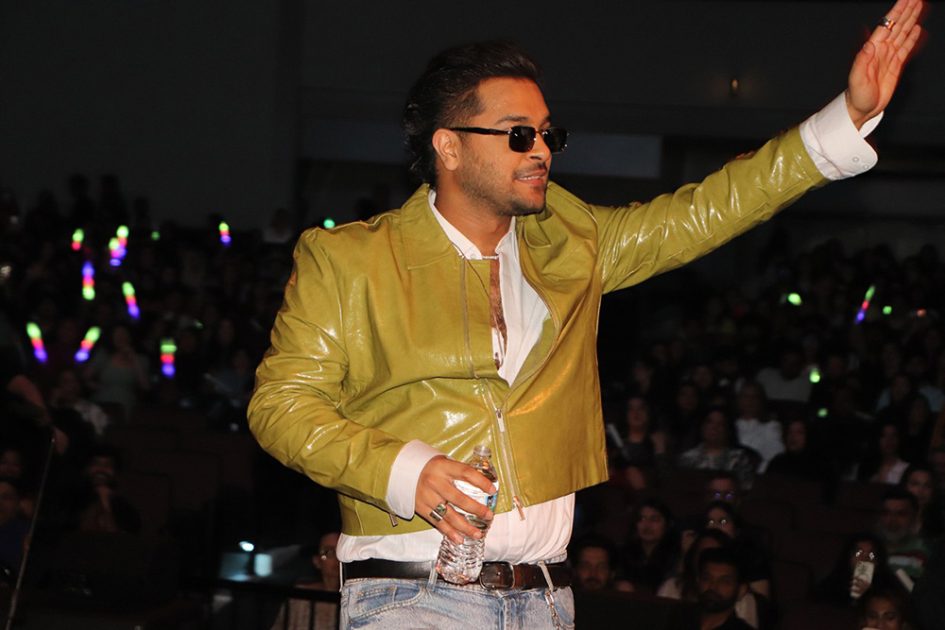 ہیوسٹن: امریکی کانگریس رکن ایل گرین کا مسجد صابرین کا دورہ، اسلاموفوبیا پر تشویش کا اظہار،اسلامک سوسائٹی آف گریٹر ہیوسٹن کے صدر عمران غازی، فواد کوچن والا اور شہزاد چھتری والا نے مسجد پہنچنے پر پرتپاک استقبال کیا، ڈیموکریٹک رہنما طاہر جاوید اور ابراہیم جاوید بھی ان کے ہمراہ موجود تھے،،پاکستان جو کردار ادا کر رہا ہے اس پر پاکستانی قوم کو فخر ہونا چاہیے،پاکستان عالمی سطح پر ممکنہ جنگ کے خطرات کو کم کرنے کی کوششیں کررہاہے:طاہرجاوید(تصویری جھلکیاں)