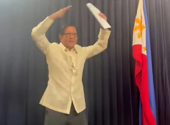 فلپائنی صدر نے صحت سے متعلق افواہوں پر پریس کانفرنس میں جمپبگ جیکس لگادیے