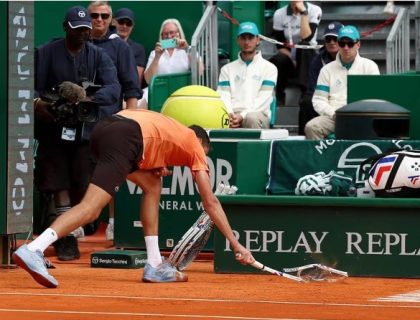 میڈویڈوف بدترین شکست پر آپے سے باہر، غصے میں ریکٹ توڑ دیا