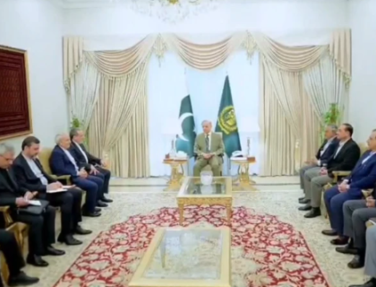 وزیرِ اعظم سے ایرانی وزیرِ خارجہ کی وفد کے ہمراہ ملاقات