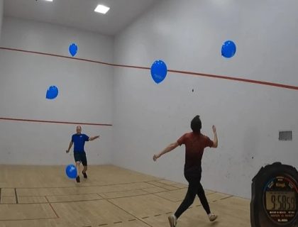 پانچ غباروں کو طویل مدت تک ہوا میں اچھالنے کا انوکھا ریکارڈ