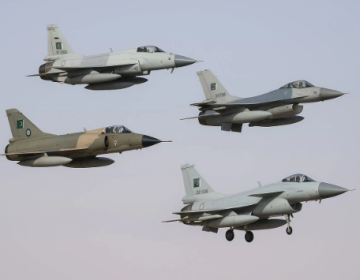 پاکستان کا فوجی دستہ سعودی عرب کے کنگ عبدالعزیز ایئربیس پہنچ گیا