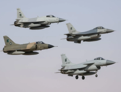 پاکستان کا فوجی دستہ سعودی عرب کے کنگ عبدالعزیز ایئربیس پہنچ گیا