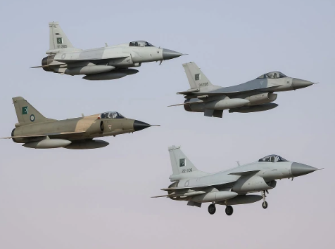 پاکستان کا فوجی دستہ سعودی عرب کے کنگ عبدالعزیز ایئربیس پہنچ گیا