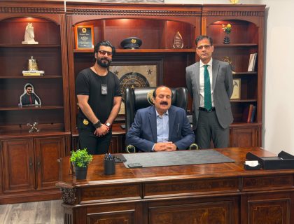 وزیراعظم یوتھ پروگرام کے چیئرمین رانا مشہود نے کانسٹیبل علی شیخانی کے سرکاری دفتر کا خصوصی دورہ کیا جہاں انہیں امریکی کانسٹیبل آفس کے فرائض اور اختیارات کے حوالے سے بریفنگ دی گی اس موقع پر علی شیخانی نے رانا مشہود کو اعزازی سولین مشیر کا تقرر نامہ اور کانسٹیبل کا بیج بھی پیش کیا (تصویری جھلکیاں)