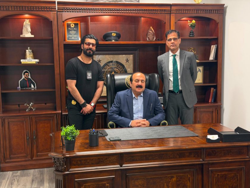 وزیراعظم یوتھ پروگرام کے چیئرمین رانا مشہود نے کانسٹیبل علی شیخانی کے سرکاری دفتر کا خصوصی دورہ کیا جہاں انہیں امریکی کانسٹیبل آفس کے فرائض اور اختیارات کے حوالے سے بریفنگ دی گی اس موقع پر علی شیخانی نے رانا مشہود کو اعزازی سولین مشیر کا تقرر نامہ اور کانسٹیبل کا بیج بھی پیش کیا (تصویری جھلکیاں)